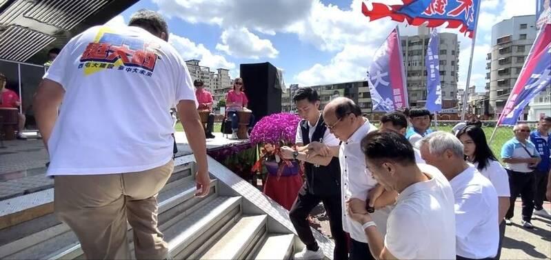 78岁的胡志强罕见站台，左脚无力需人搀扶健康引关注
前台中市长胡志强主政13年，