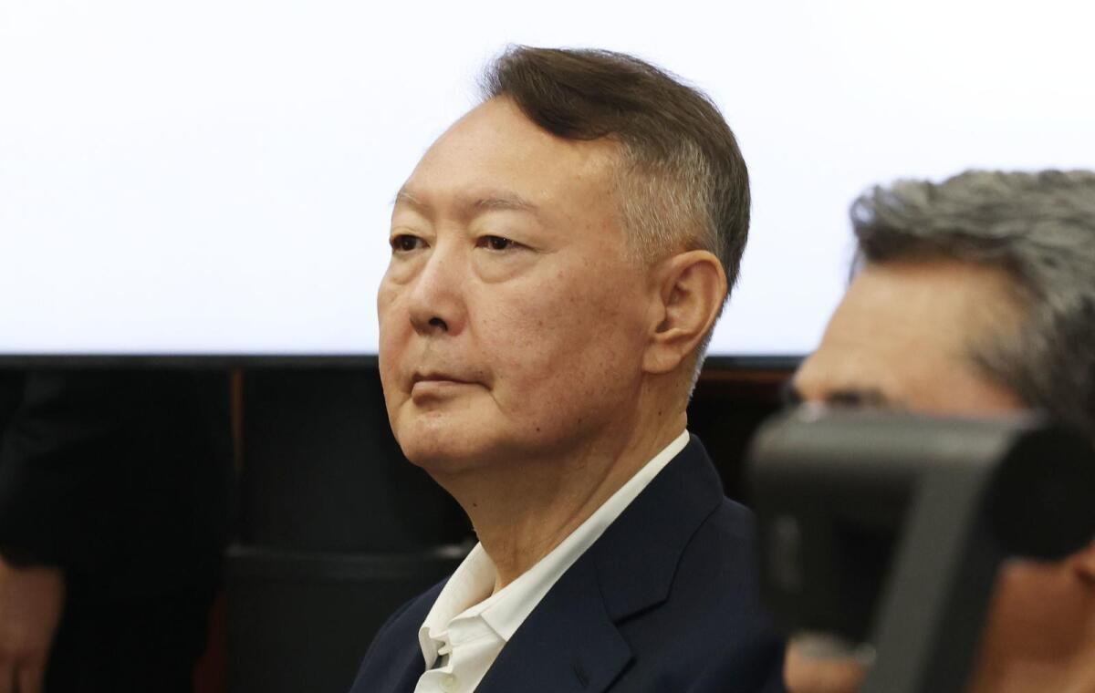 韩国特检组以一般利敌及滥用职权等嫌疑，追加起诉前总统尹锡悦。调查显示，他在任期间