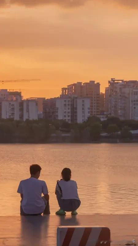 是愿意携手共同成长，你追逐他的星辰大海，他守护你的柴米油盐；是接纳彼此的不完美，