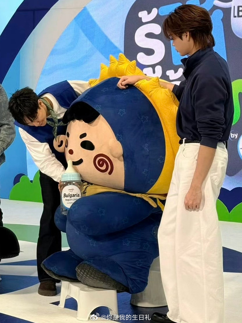 头一次这么父慈子孝好乖的mo 像个小宝宝