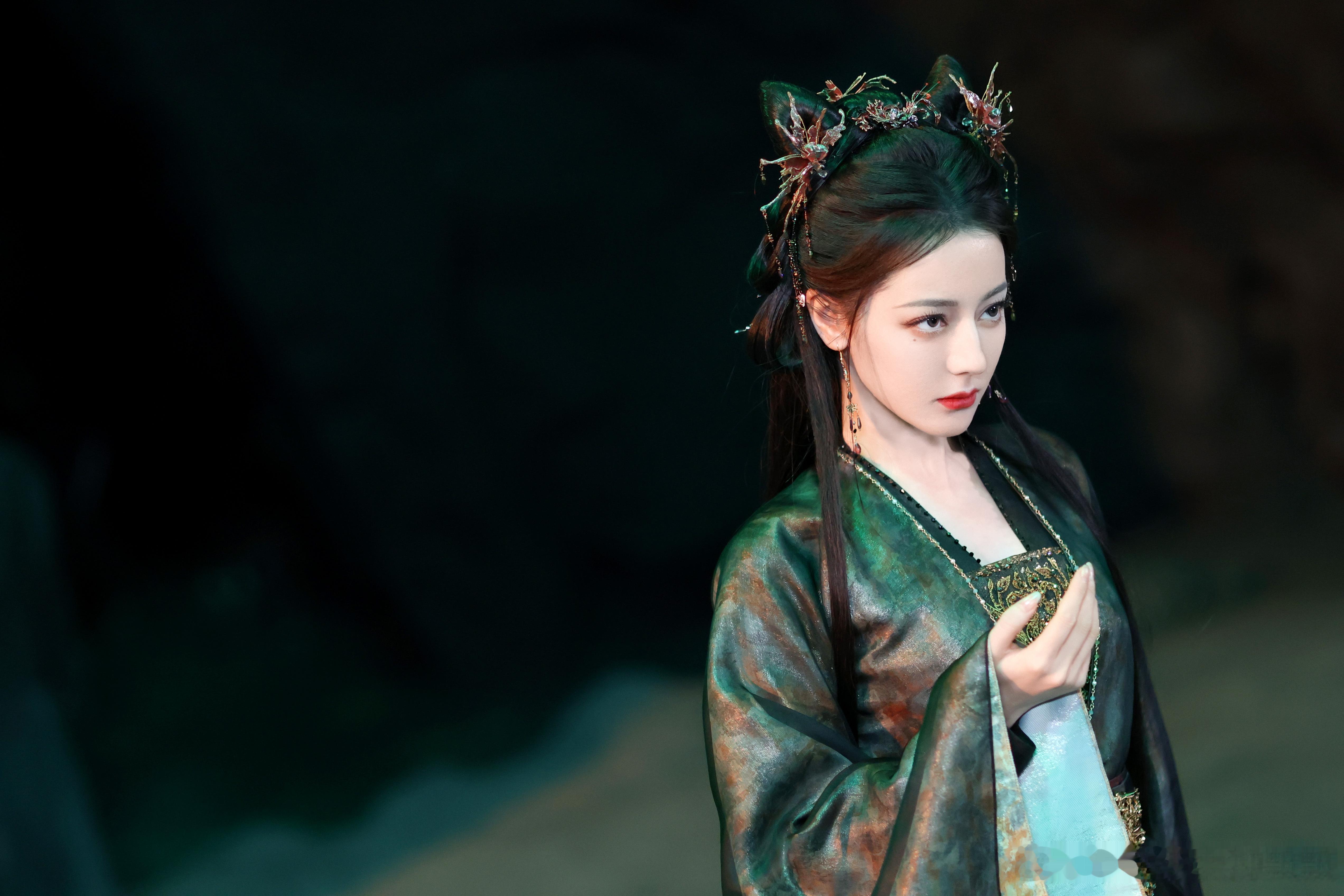 迪丽热巴方否认演双城 还是来期待一下真待播剧《枭起青壤》《慕胥辞》吧[点赞] ​