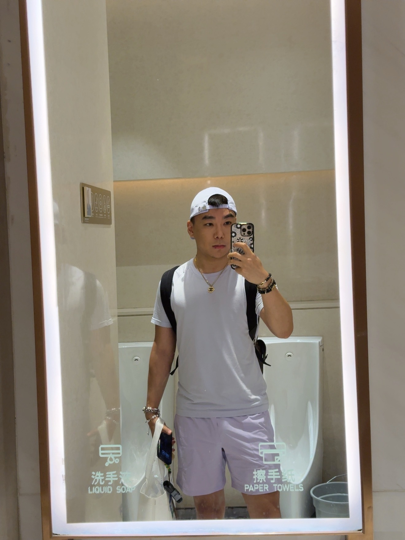 你毛出来玩也不忘工作，现在刚拍摄完。[捂嘴哭] ​​​