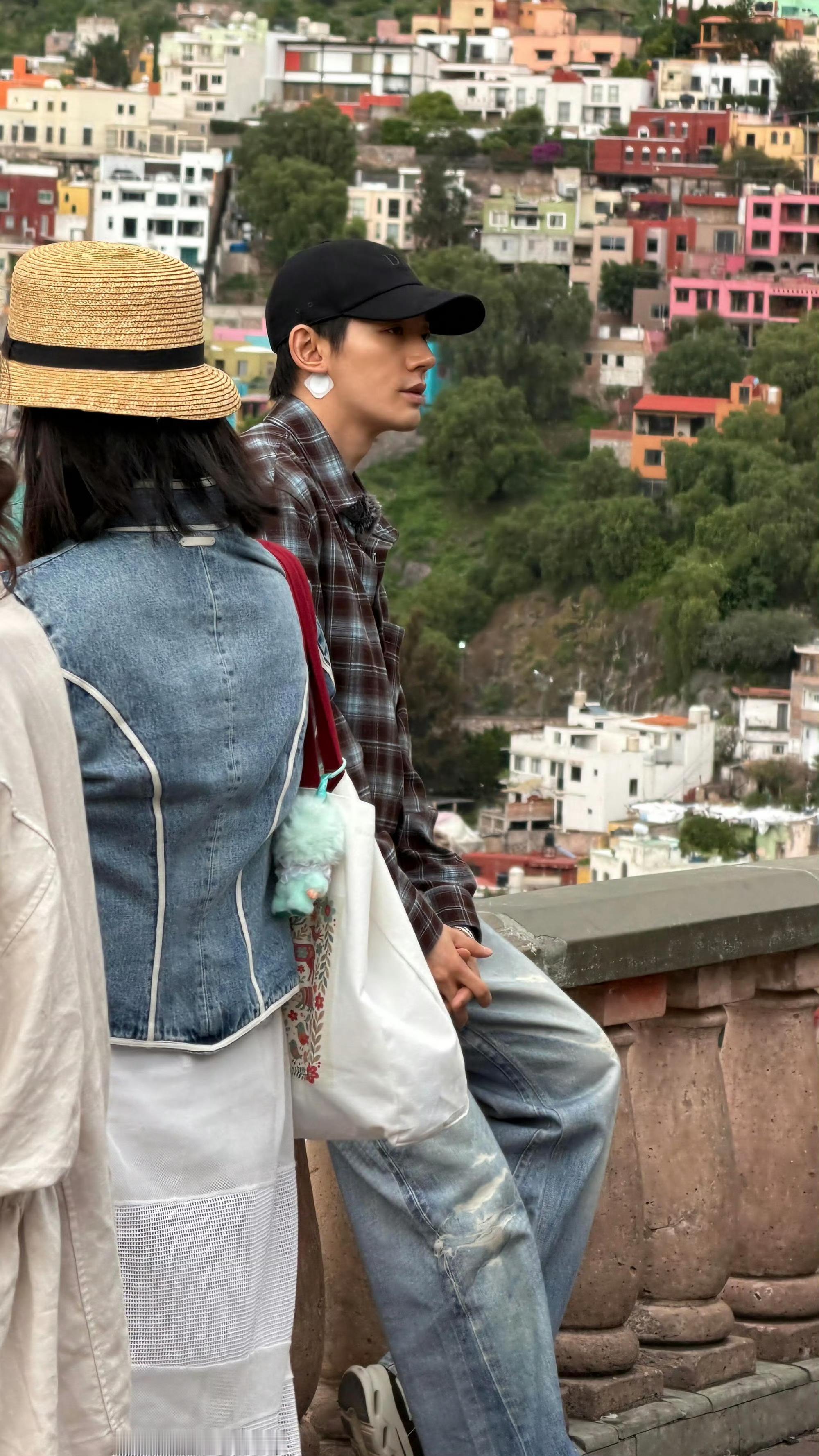 邓为花少路透，一起拍合照啦君如姐姐还搂着们邓为，玩的开心！期待节目播出呀 