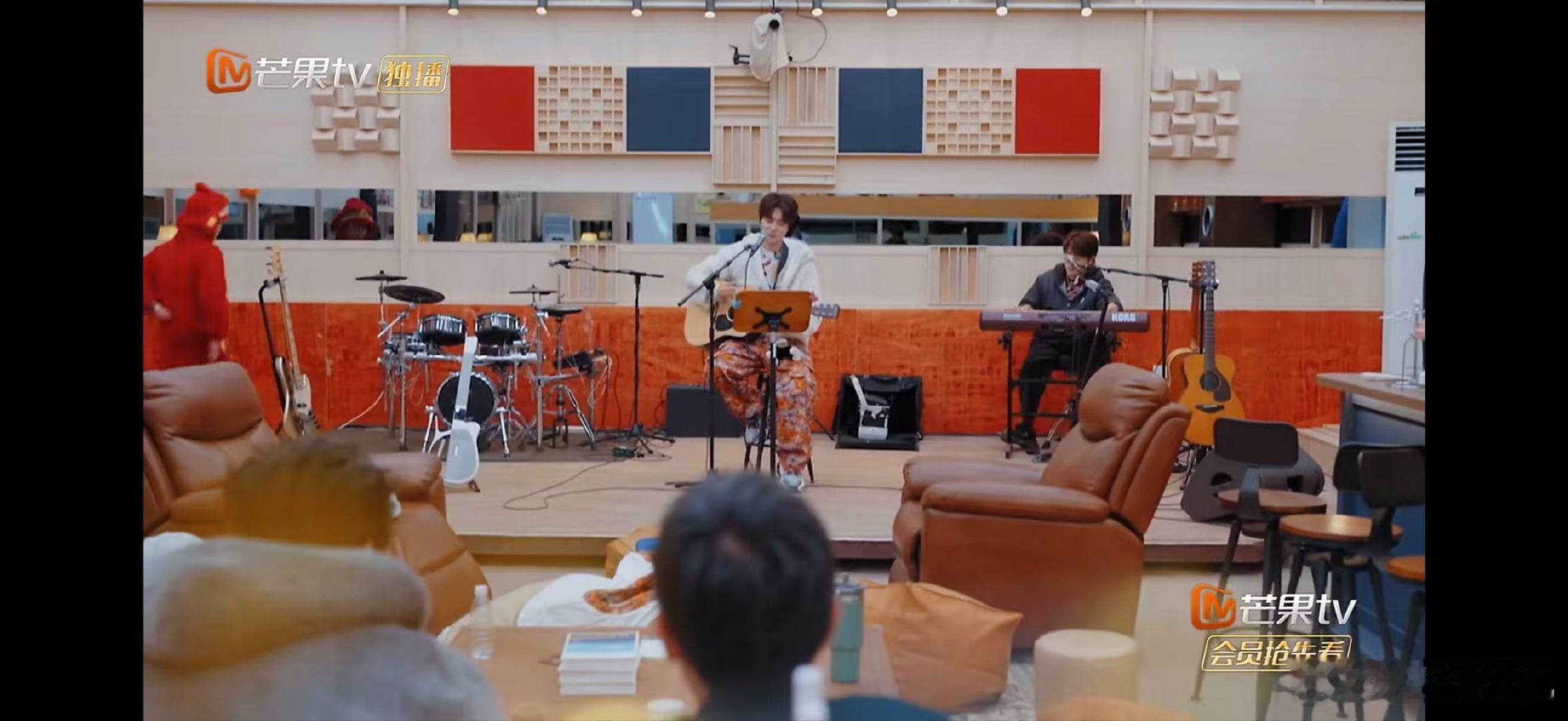 陆虎即兴创作祝大家有钱又命好快乐老友记快乐老友有风季谁能拒绝弹吉他唱祝福的陆虎？