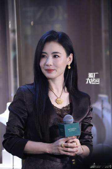 张柏芝一身黑低调又贵气张柏芝一身黑出席活动纯粹黑色衬托气质，张柏芝优雅贵气浑然天