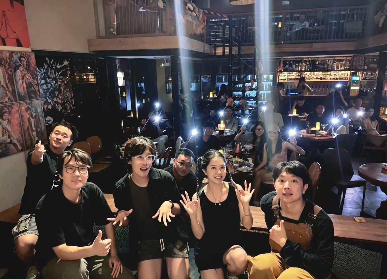 演出回顾0816｜搞笑家族现场快乐暴击！
当一群即兴疯子凑成搞笑家族，剧场直接笑