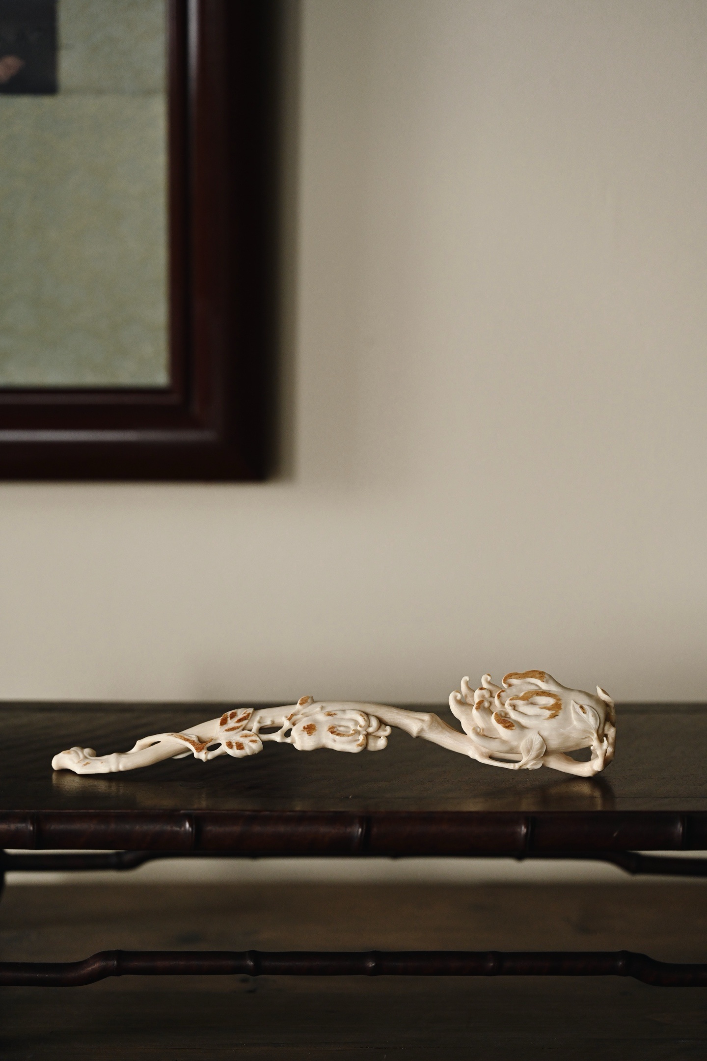 猛犸 | 佛手 如意如意整雕而成，保留局部皮壳，色彩层次丰富，枝干蜿蜒遒曲，佛手