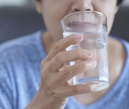 阴虚还是阳虚？从喝水一眼就能看出来，中医教你赶走两虚

阴虚口渴

症状：身体缺