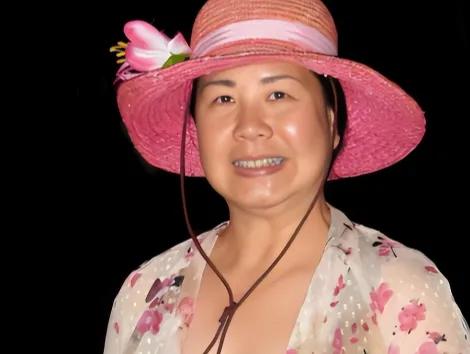 谁能想到，那个逢年过节给邻居送特产、捐钱建希望小学的“慈善大妈”，竟是潜伏20年