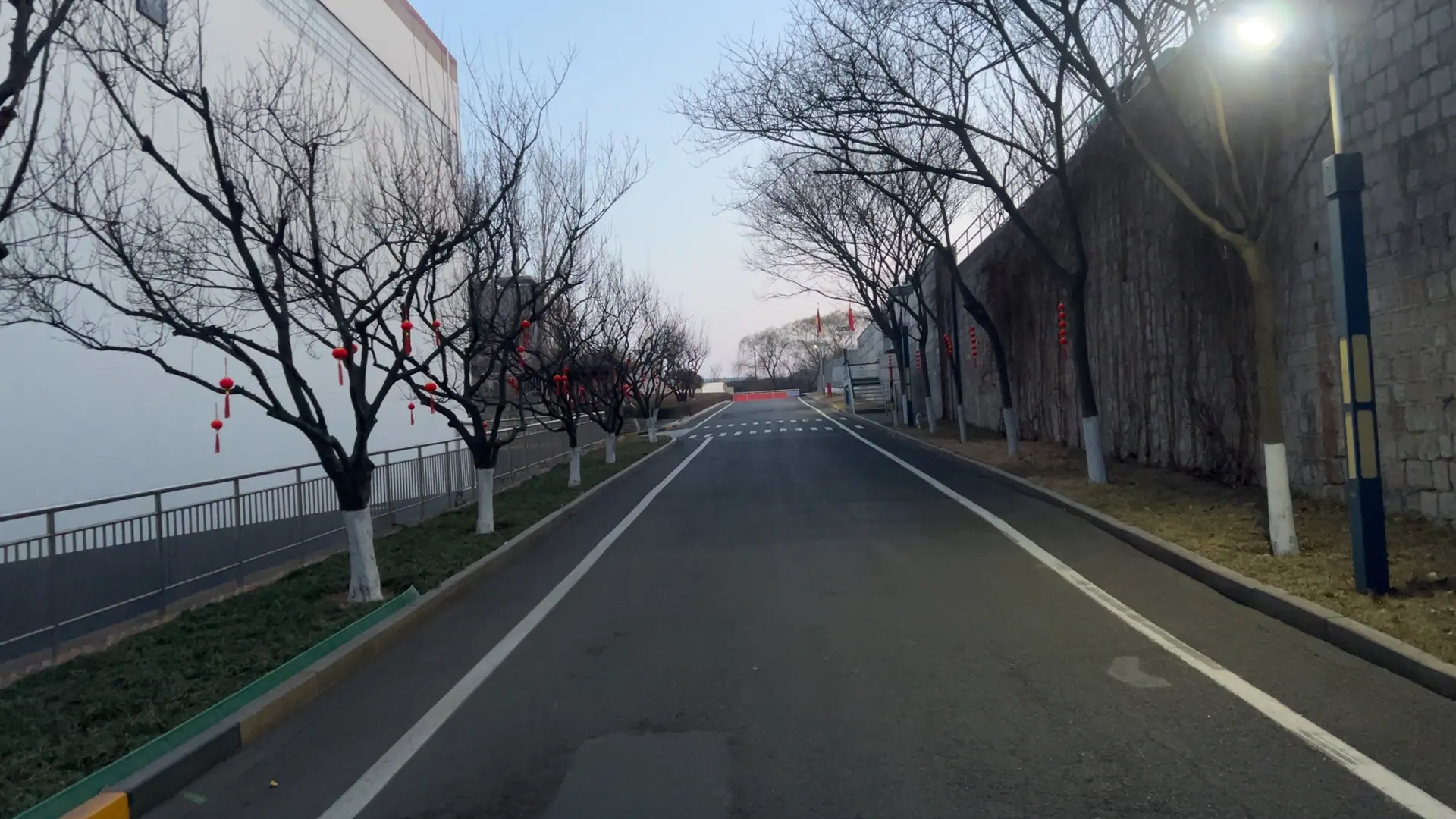 18:00，下班，下班。  今晚继续快乐一下。