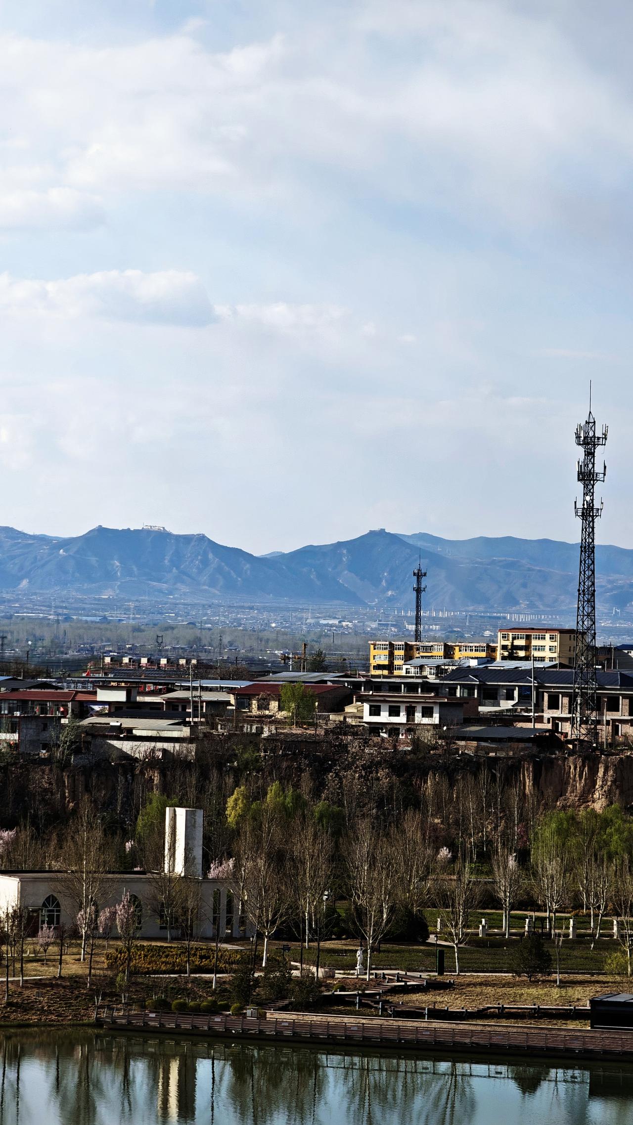 爱上手机摄影
润州园有个观景台，向西望去，天寿山世尊院，北顶，南顶，一目了然(图
