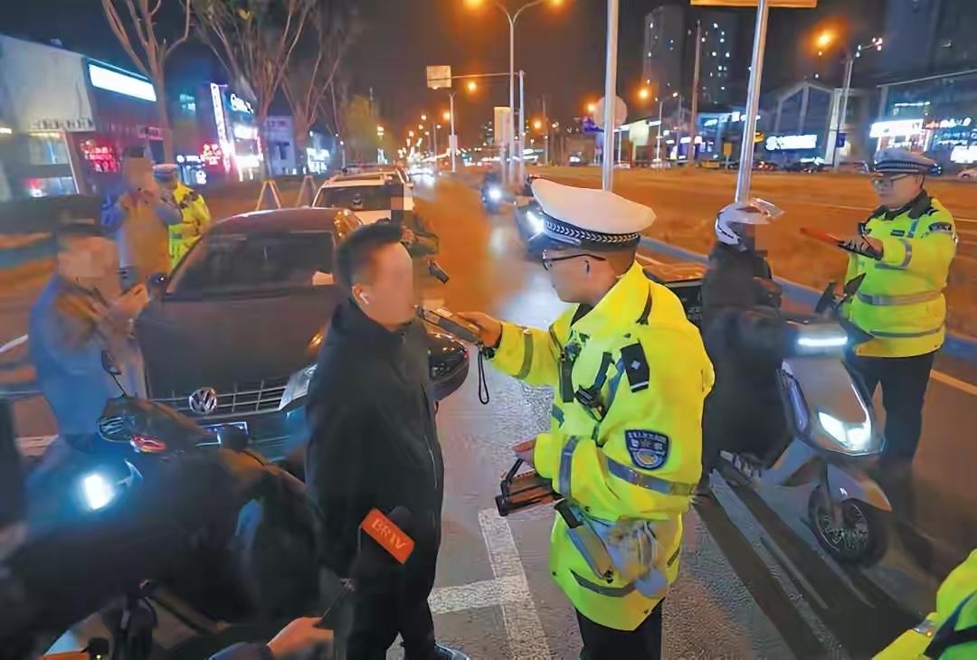 骑车也逃不过“吹气”！北京夜查非机动车酒驾
 
北京交警夜查上新规，电动自行车、