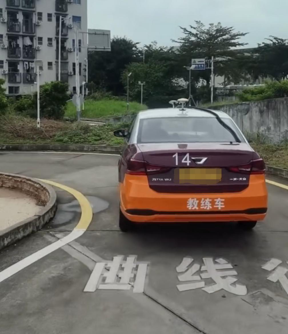 大学生考个驾照像旅游似的。
6年前在深圳考的驾照C1，当时一共花了6000大洋，
