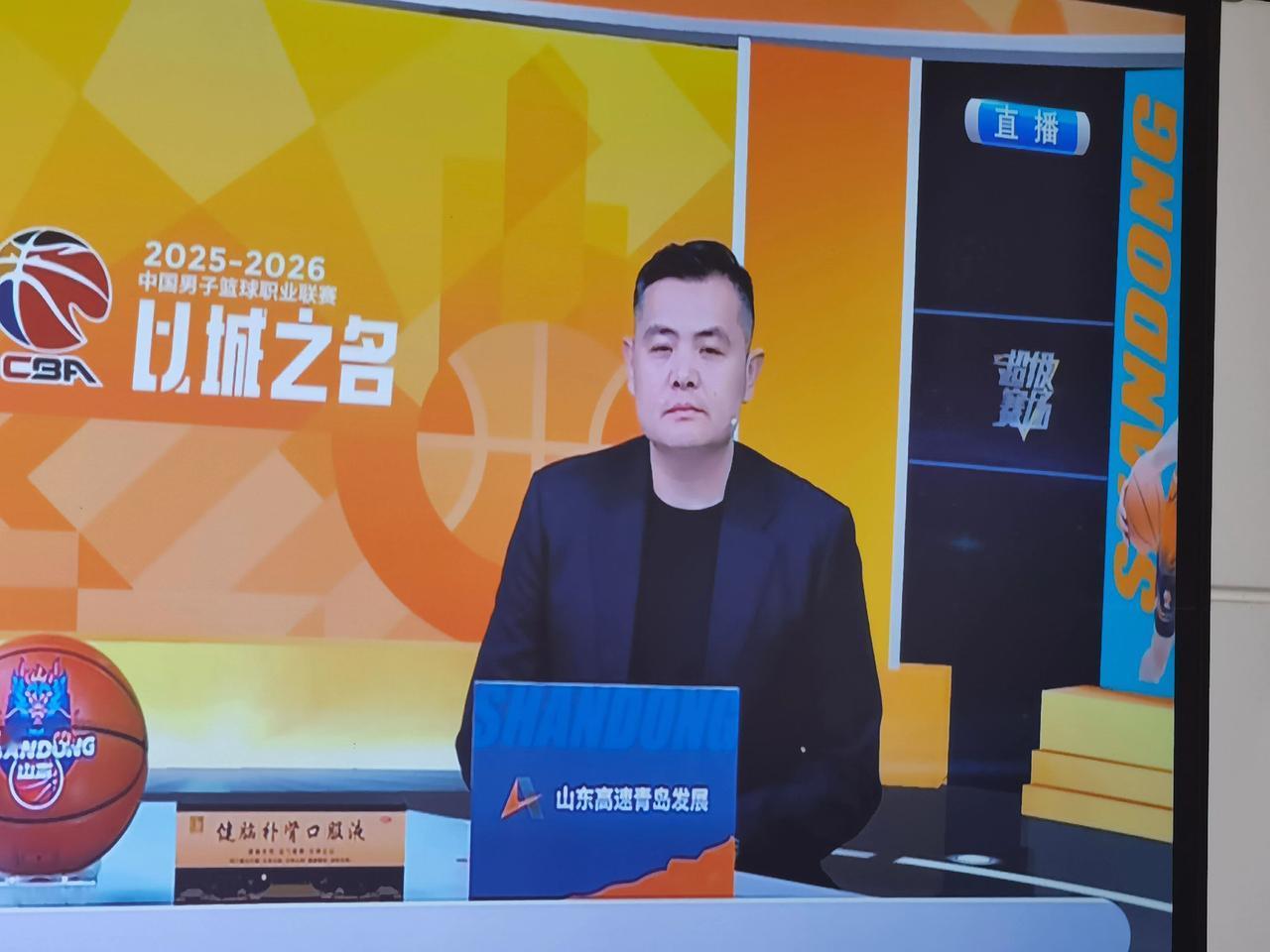 如今是山东大学男篮的主教练，久违了，振华。