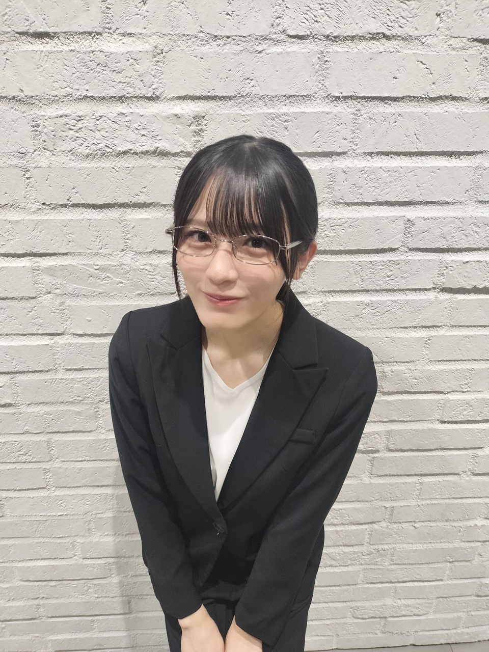 大越ひなの「最近スーツの広告をよく見かけて、そこからはかとなく春を感じています。