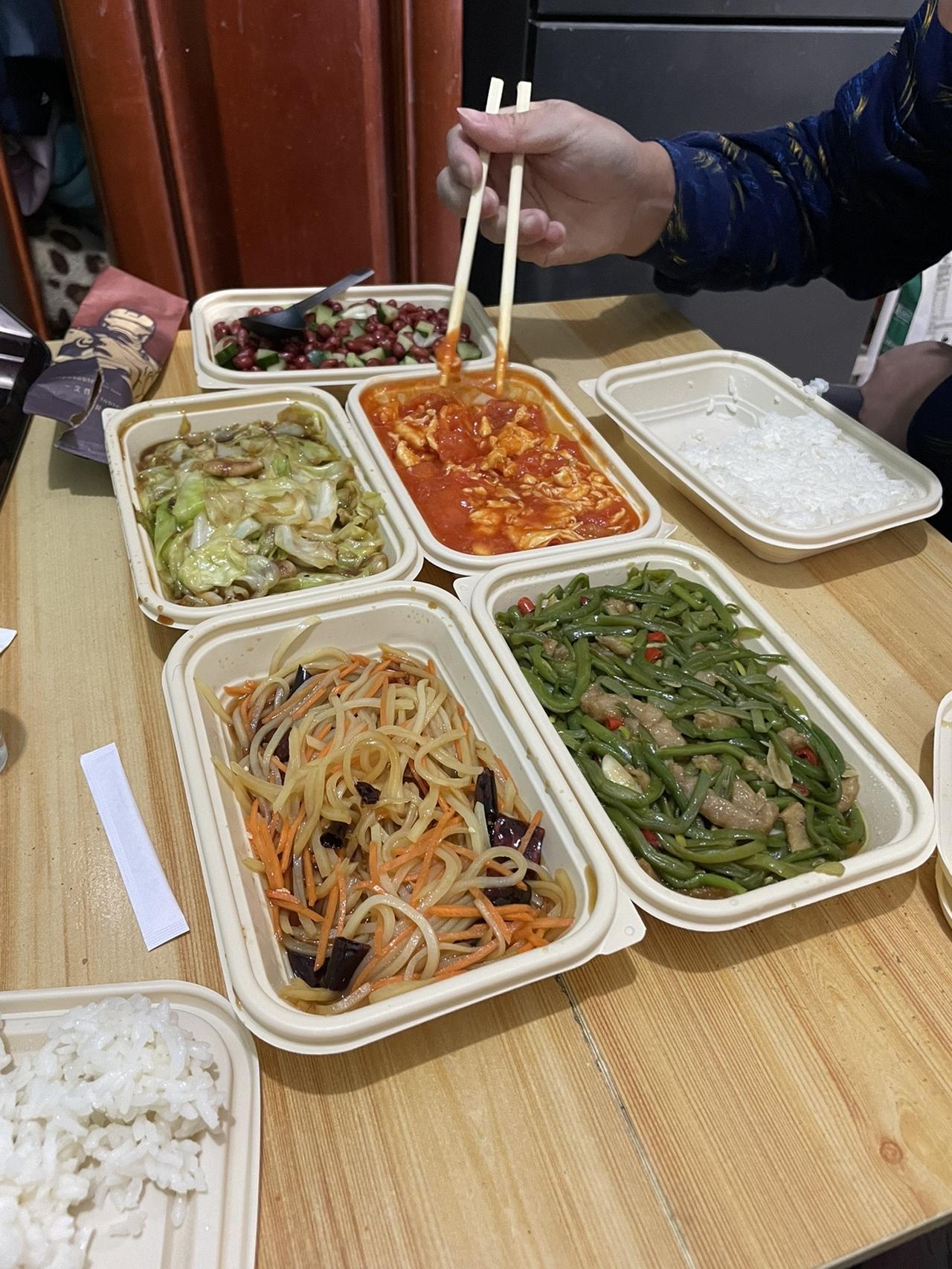 美团薅羊毛。霸王餐，再加上各种券。这些太便宜了，不好意思说多少钱