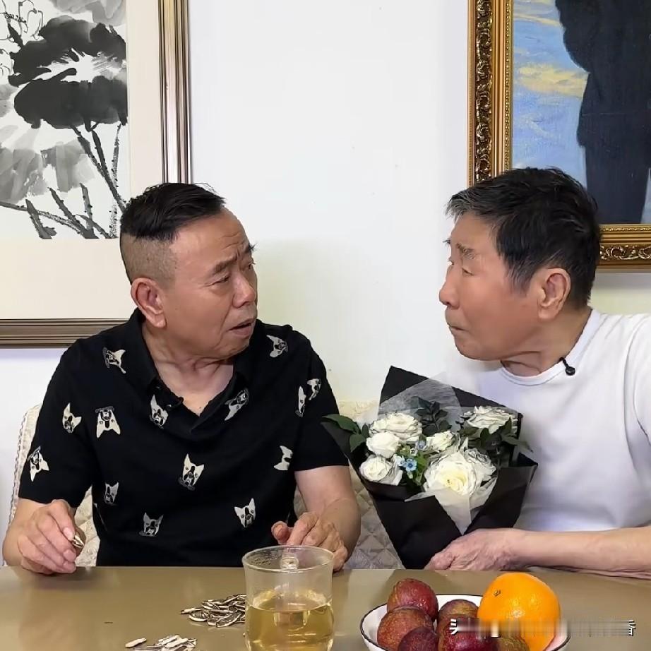 潘长江和父亲拍的这个段子挺有意思的。潘老爷子手里捧着一束鲜花问儿子：“瞧，这漂亮