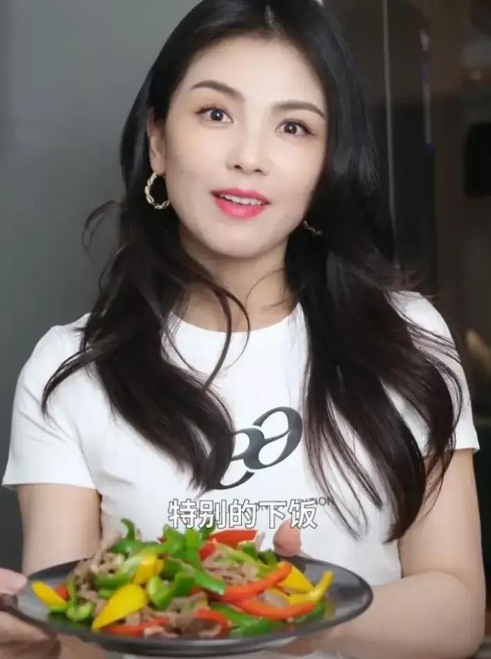 刘涛这是整好了还是整残了，前后两次现身，相差时间不到一个月，给人的感觉却像是两个