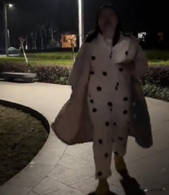 重庆，今年2月，在某小区，晚上10点多刘先生散步时，被王女士未牵绳的两只狗扑倒。