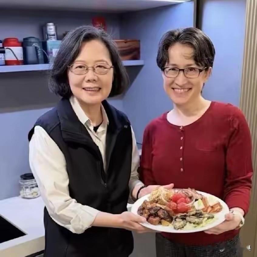 台湾岛上一对“双独”女人：独台、独身。
看似笑得灿烂，其实内心很挣扎，数典忘祖，