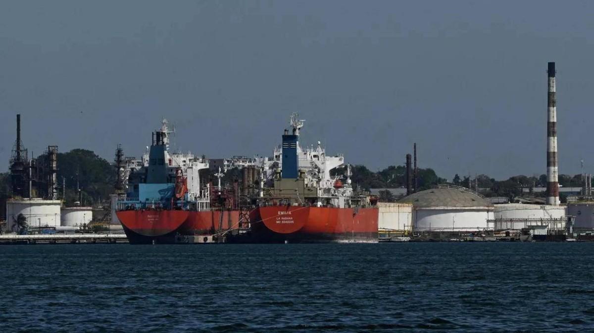 特朗普眼看中国粮食一批批送到古巴，俄罗斯石油也运过去，还有记者和活动人士现场直播