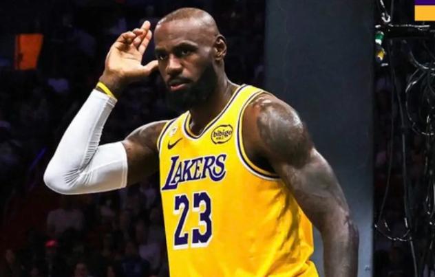 詹姆斯无奈啊！
 
NBA常规赛落幕一场焦点对决，洛杉矶湖人最终以110-113