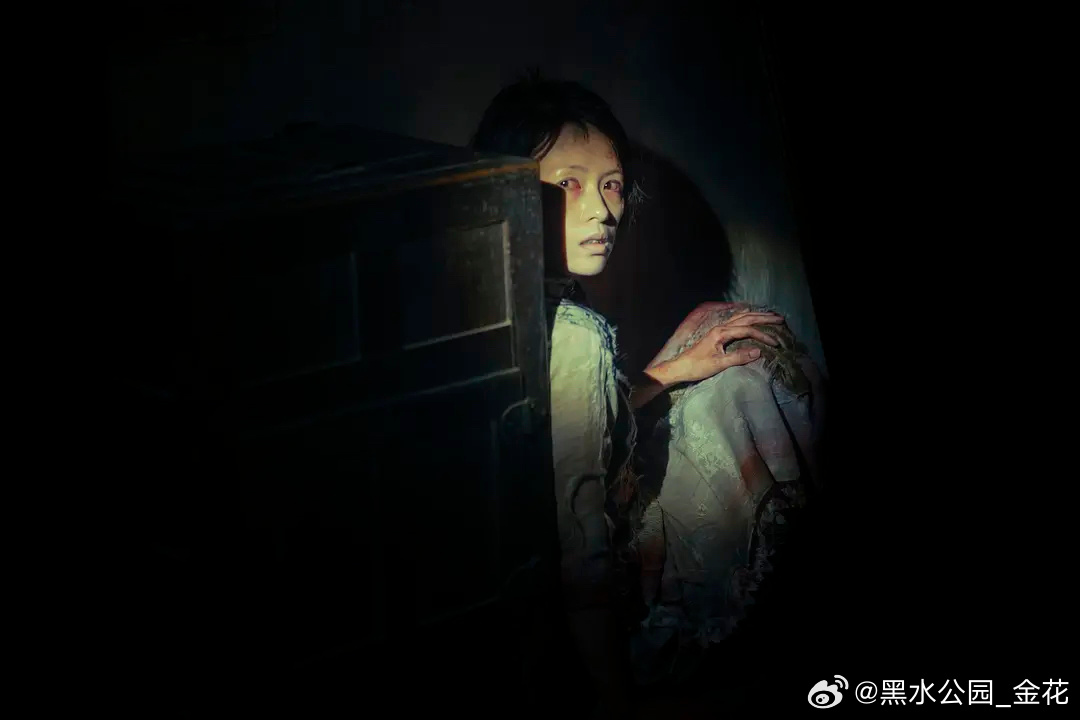 詹周氏本名杜春兰，自小是孤儿，后来被周姓人家抚养，改名周春兰。结婚、杀夫后，万恶