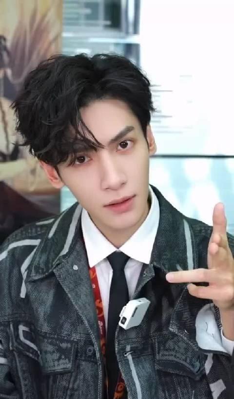 澹台烬三段人生层次分明的情绪台词全由自己演绎，一悲一狠皆发自本音；巡演舞台三小时