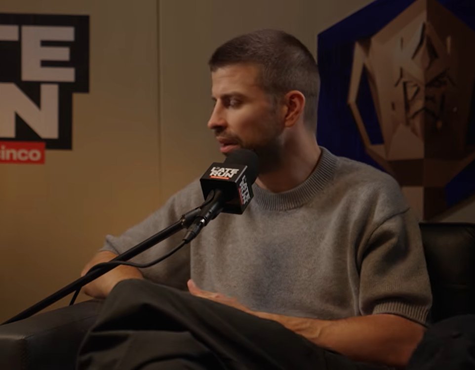 梅西还是C罗？ 皮克：梅西。 我13岁时开始和他一起玩，他当时简直疯了。 我们以