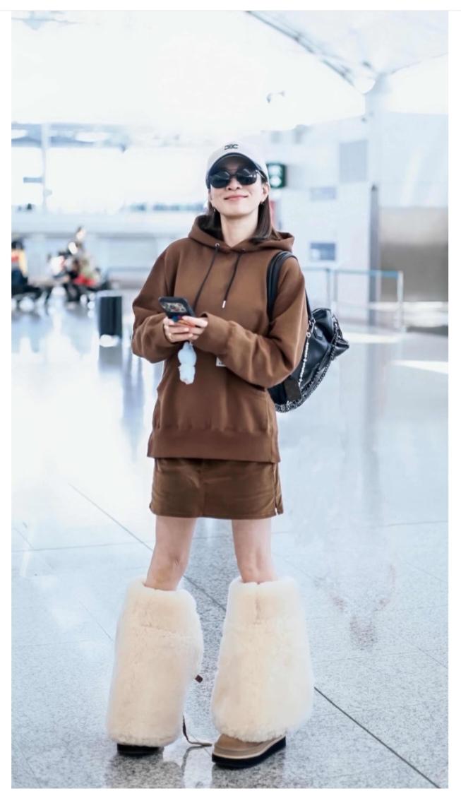 佘诗曼，这靴子太实用了，冷了可以提到大腿根，热了还可以放下来。