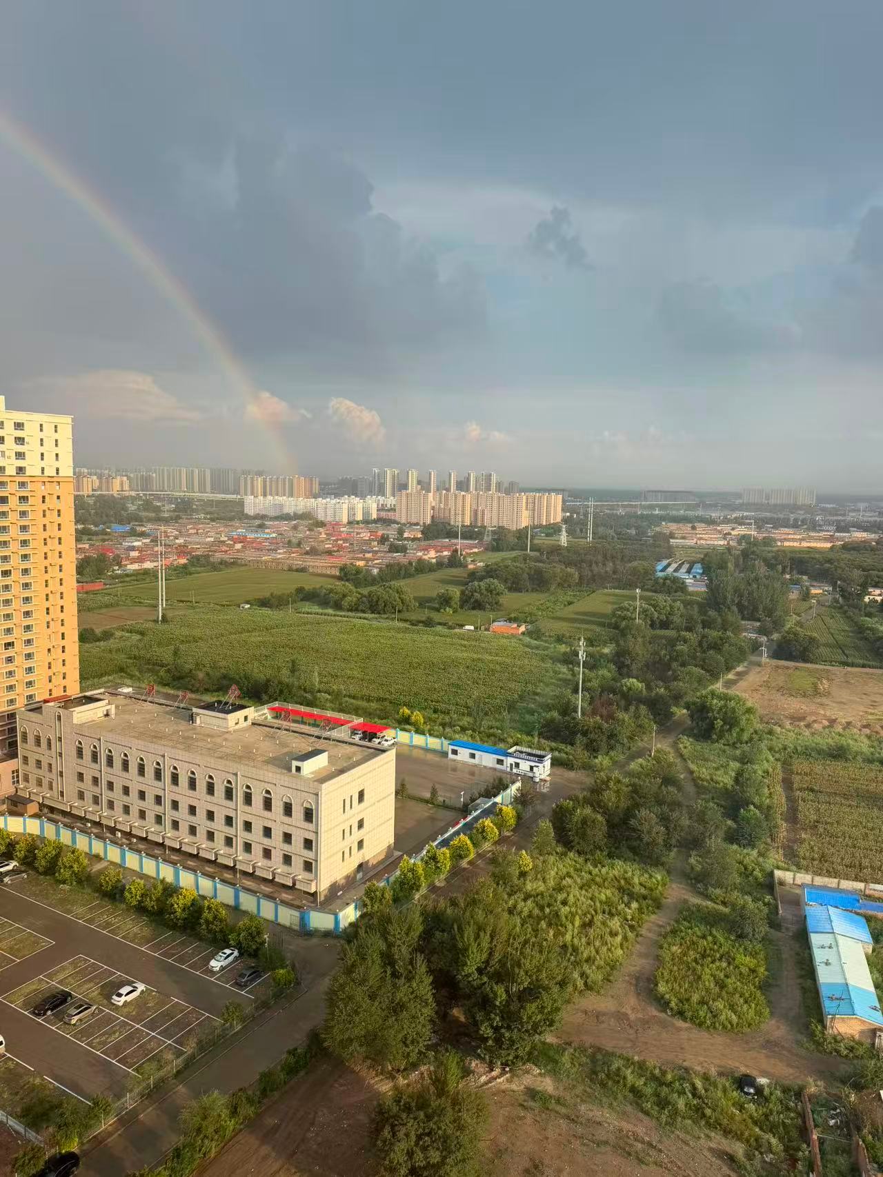 雨后的彩虹也太美了，快来一起看看吧！ 