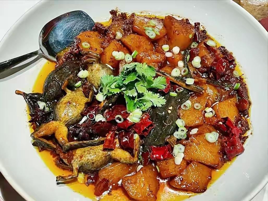 东北6道特色菜，在外地很难吃到

1、林蛙炖土豆
2、蝲蛄豆腐
3、蘸酱菜
4、