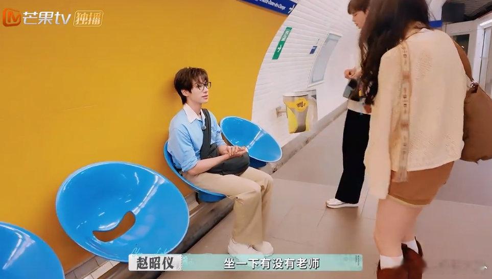 赵昭仪怎有如此敬业的宣传总监 无论宿舍还是地铁，赵昭仪都把宣传工作做到极致。给李