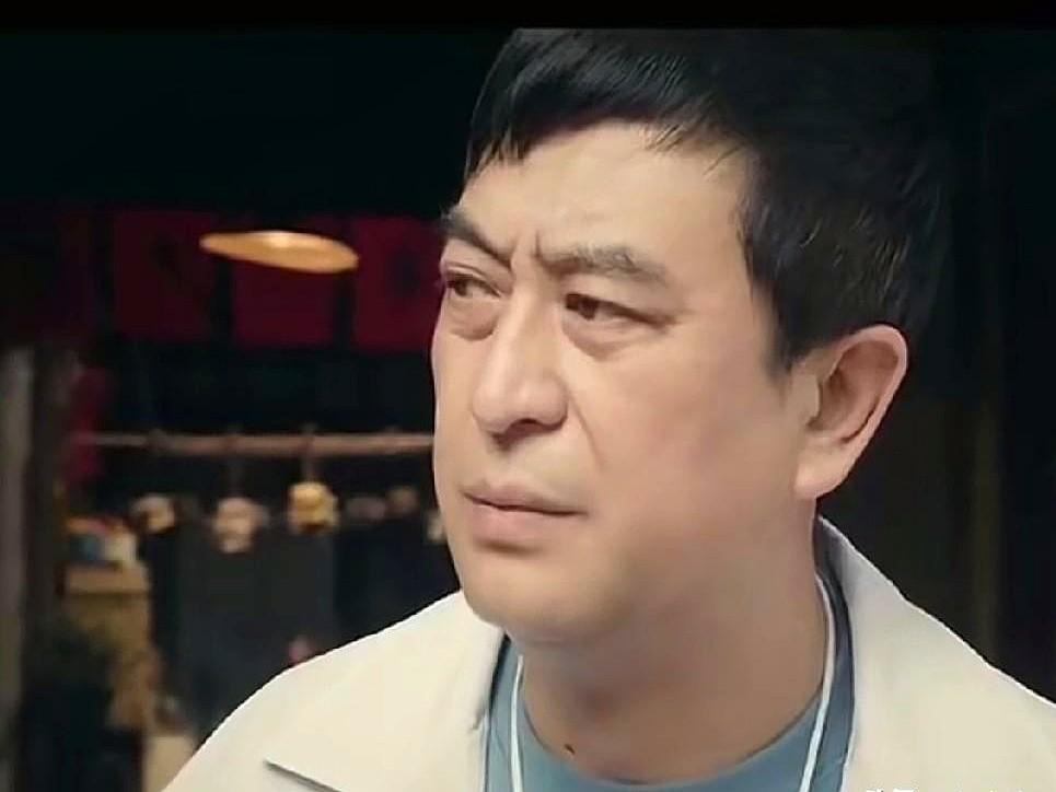 花彩香还是感觉到有点不对劲。

这敲背的手法太熟了，她猛地起身，“口罩摘了”。张