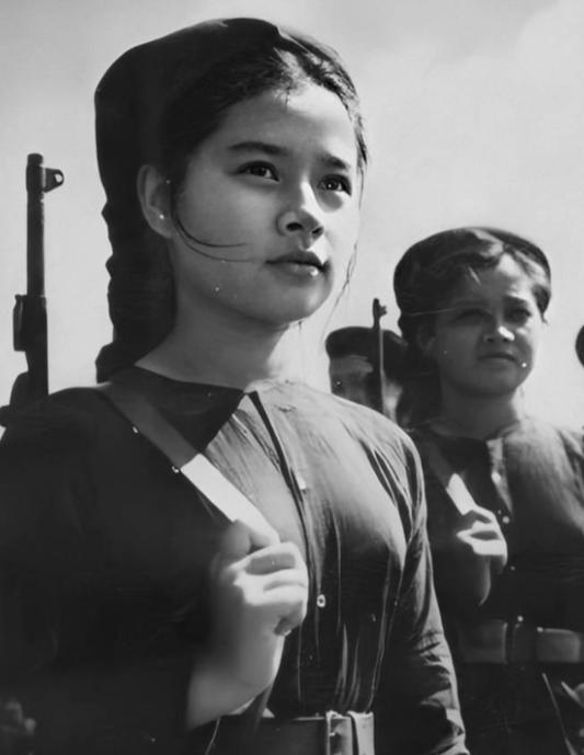 1959年，一名美国士兵，俘虏了一名美丽的越南女士兵，那名女士兵突然脱下了自己的
