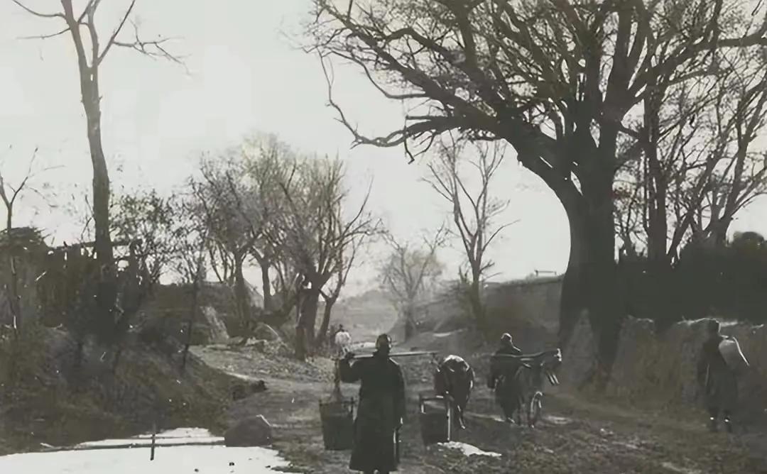 1941年，农民忙着过腊八节，一卖油郎来到南龙岗村，拿起糖果问玩耍的小孩：“你家