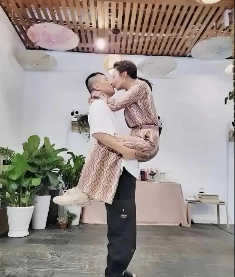 别再说吴越“输”了蒋勤勤。
 
他们三个人，其实都赢了。
 
赢在“确定”。
 