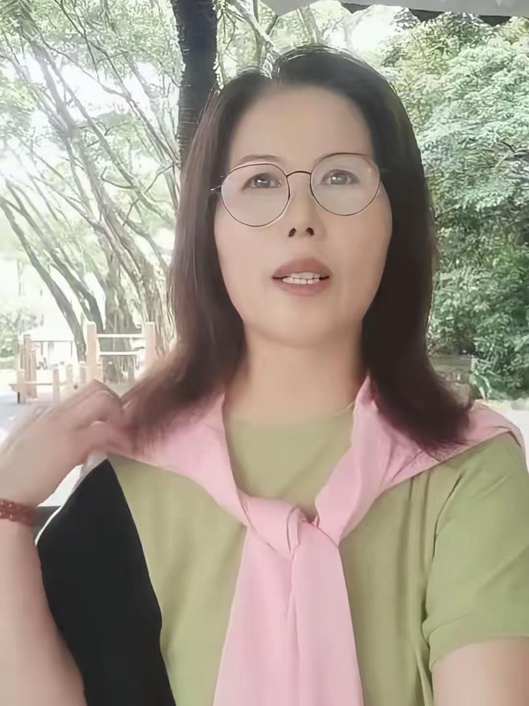 她真的很厉害，是我见过的最会体谅人，对事情处理特别严谨的人。终于知道她为什么可以