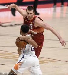 还是球迷记忆力好，大中午的把我逗笑了，有球迷说华子是掘金最严厉的父亲，然后有球迷