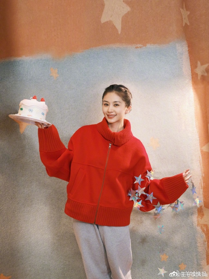 【王子文晒九宫格生日照，你会为她送上祝福吗？】2月28日，分享九宫格照片庆祝生日