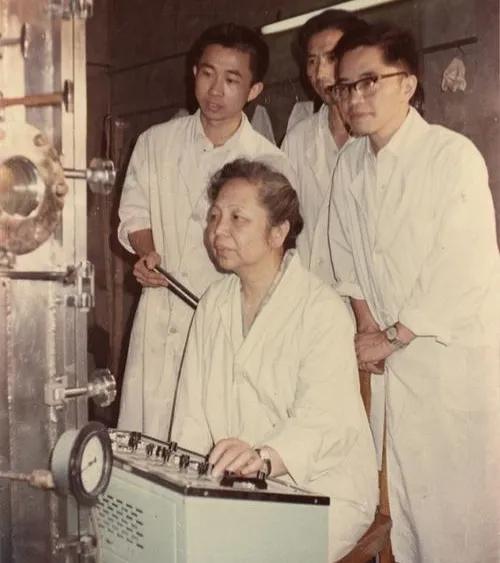 1957年，美国海关私吞了中国女人行李箱里面的6800美元现金后开心不已，殊不知