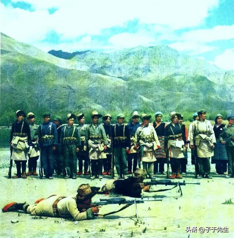 西藏民主改革废除封建奴隶制后，百万农奴彻底砸碎封建枷锁，翻身得解放，第一次拿起了