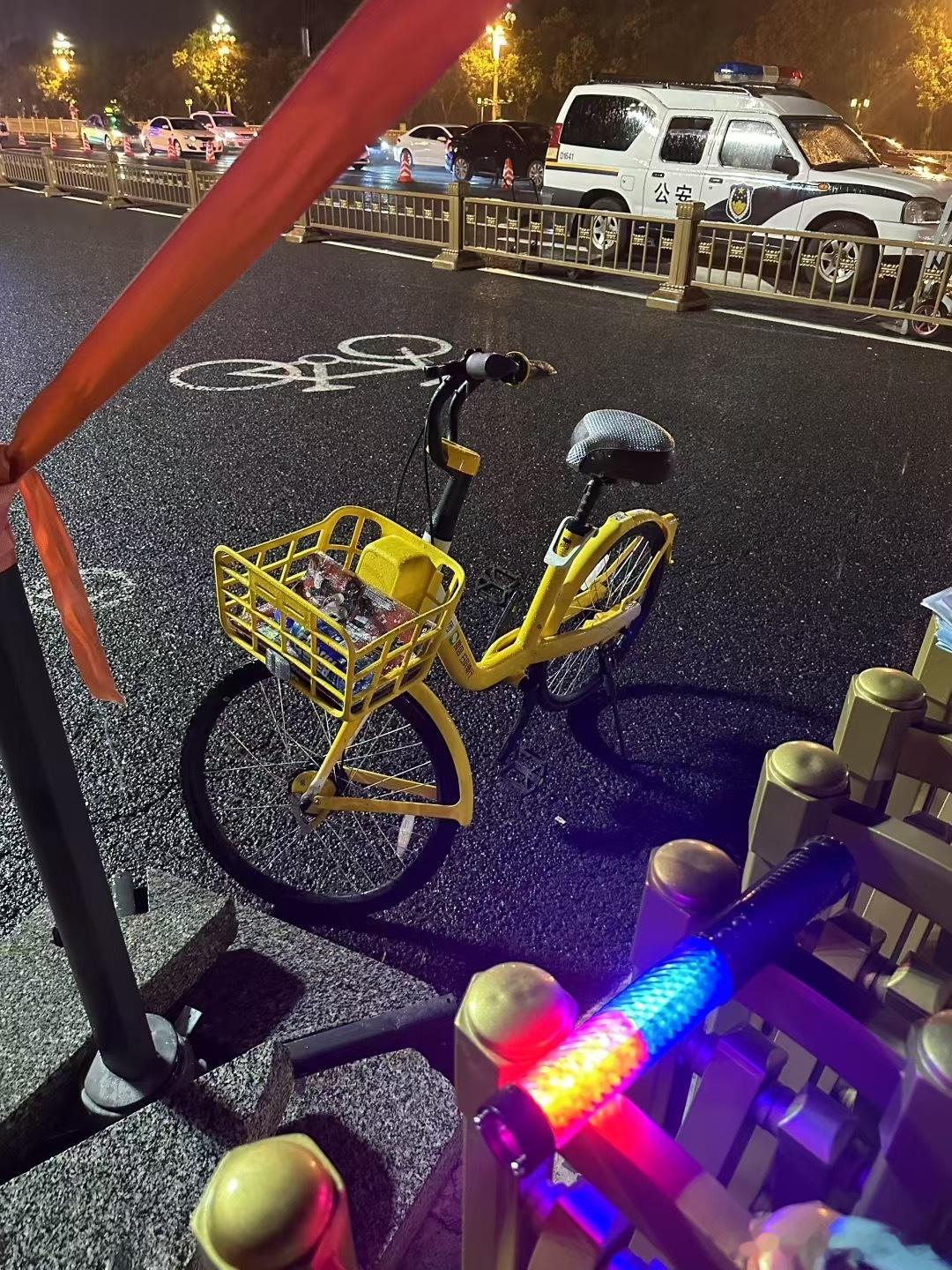 胖哥汽车频道[超话] 关于我的小伙伴们骑小黄车来天安门被大雨困在警察叔叔伞下这件