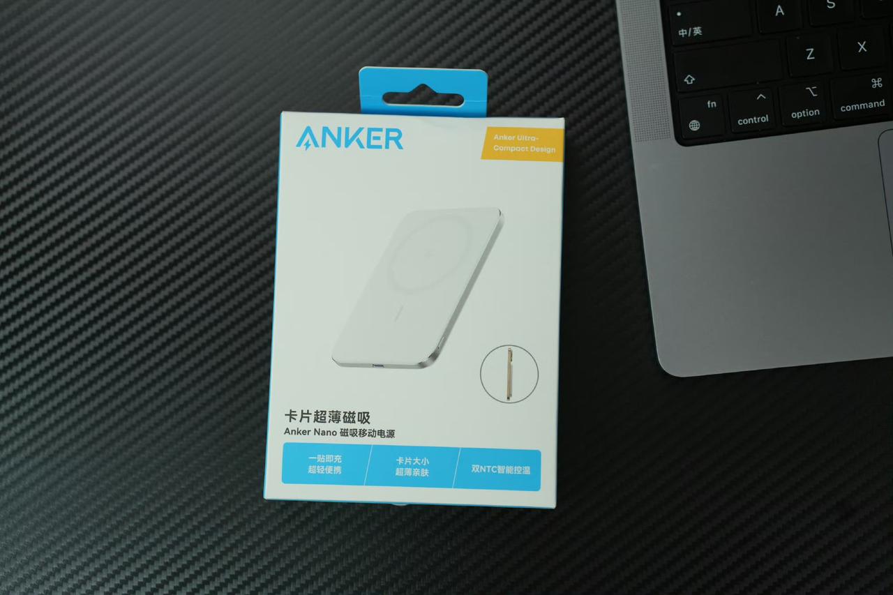 磁吸充电宝真卷，刚拿到安克 Air 超薄磁吸充电宝，厚度只有8.6mm，iPho