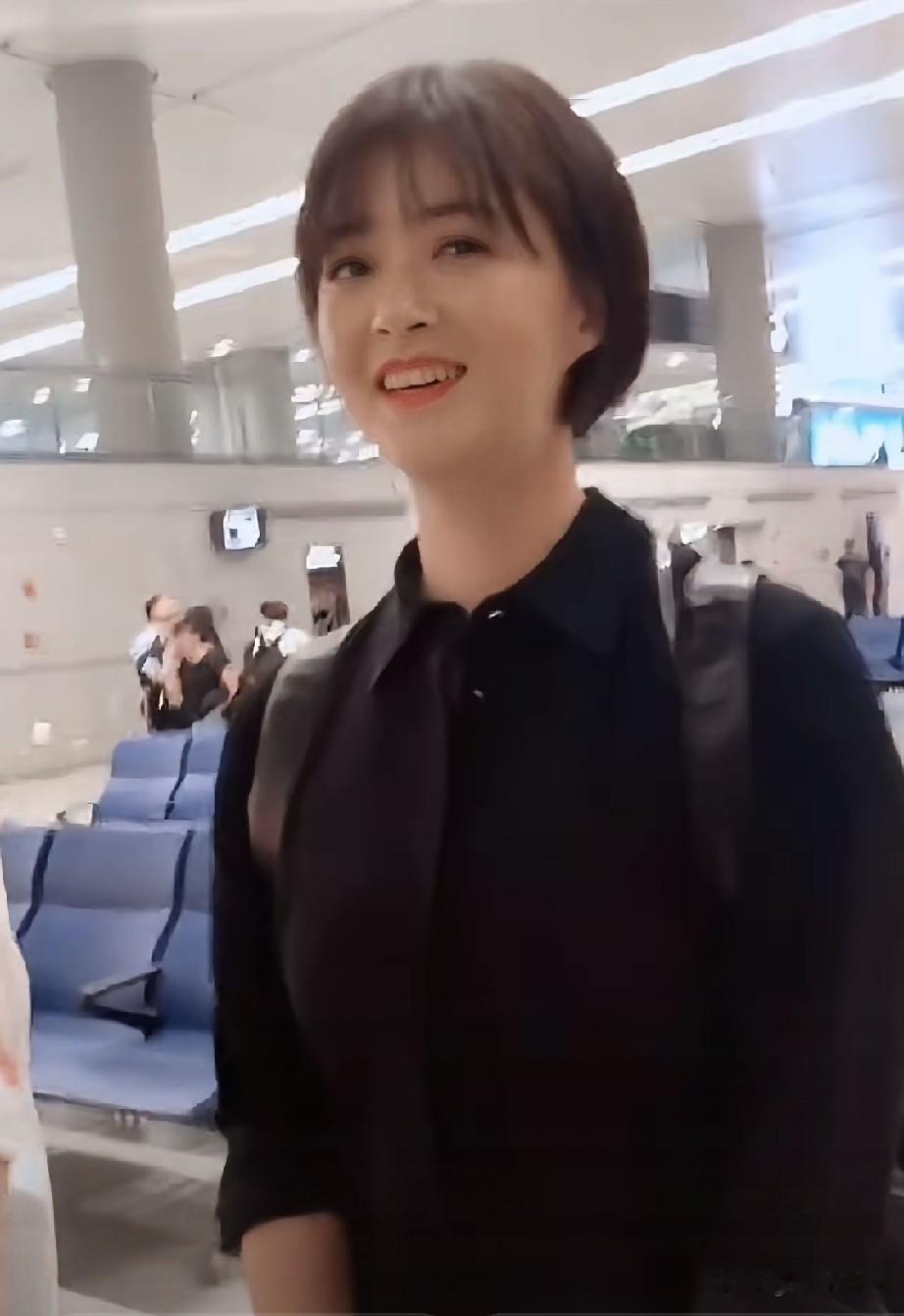 换头型儿了的蒋欣，就像换了一个人。
“辣味儿”没有了，“邪魅劲儿”也沒有了。
温