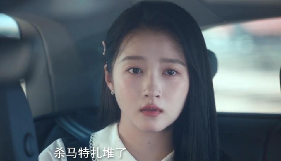 《耀眼》原著设定在千禧年前后的西北戈壁滩。风沙、粗粝、县城小人物的生活质感——这