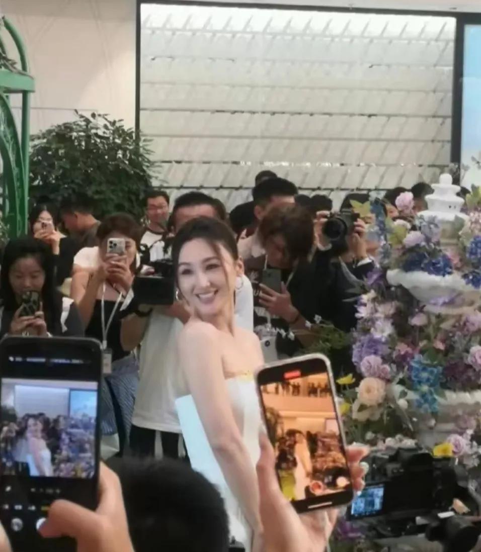 哇，高海宁好美呀
人长得高，身材又好
颜值也非常的高
她参加活动的时候被好多粉丝