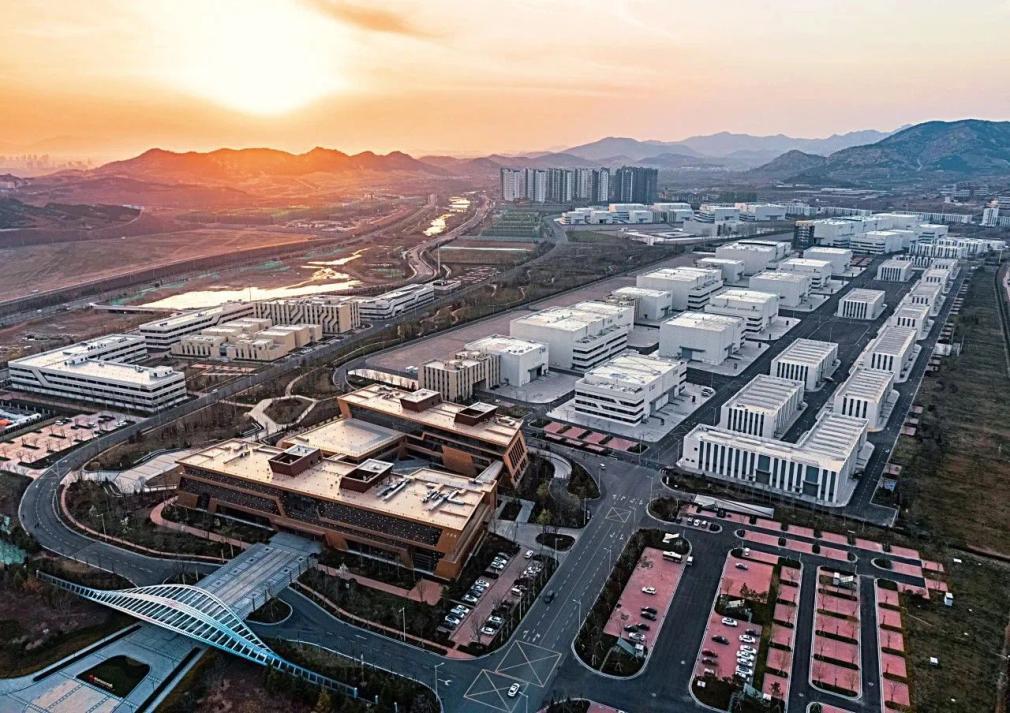 青岛凭啥造出“造梦工厂”
 
作为国内首个联合国“电影之都”，青岛依托东方影都打