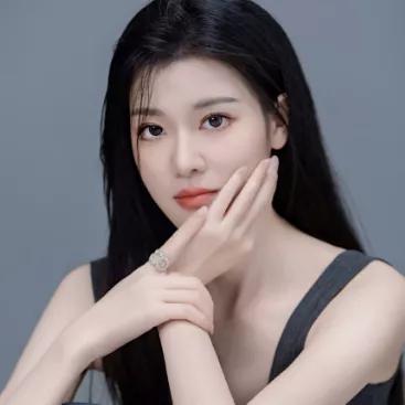 温柔黑发少女，静谧时光的美丽瞬间。