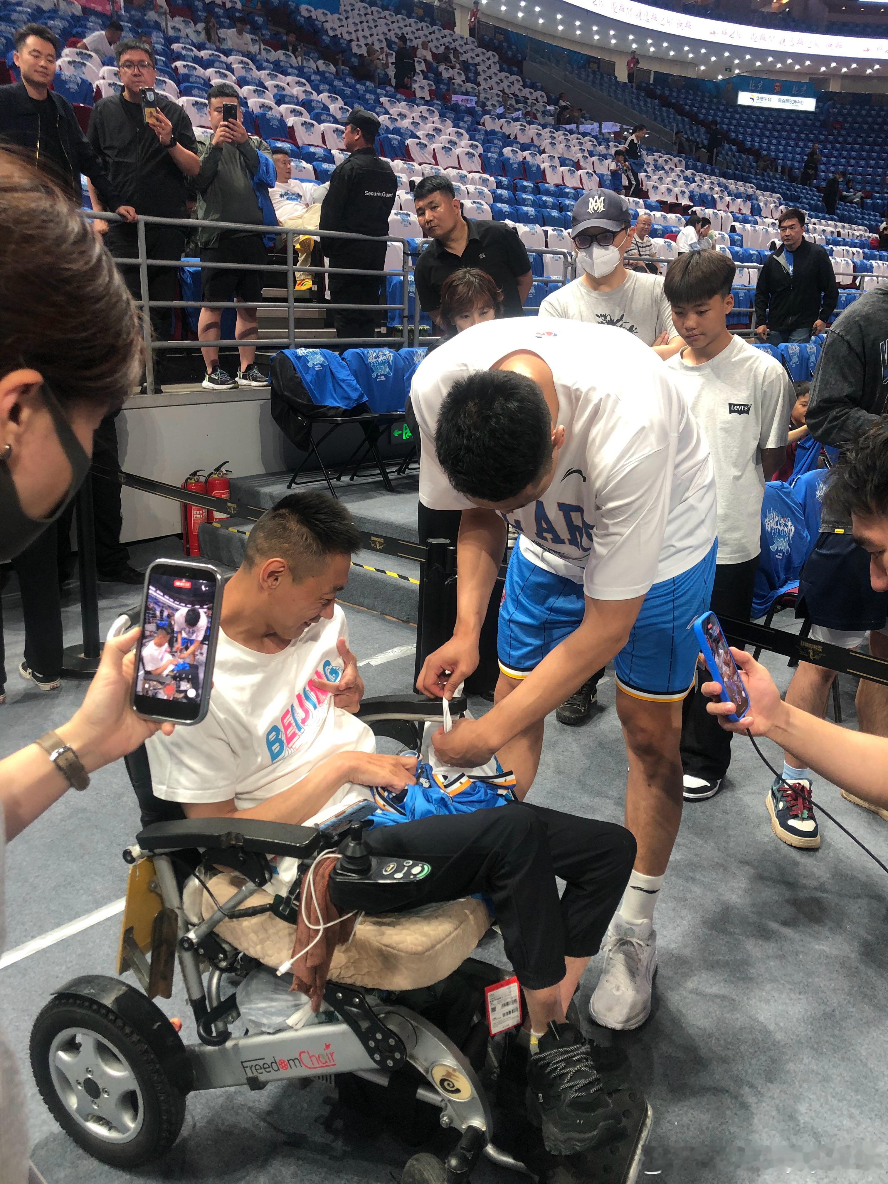 感谢小杰为我们加油，一个人坐了快20个小时火车来观看我们比赛，来赴我们的约定，这